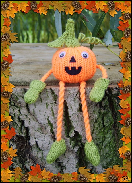 Knitted pumpkin toy