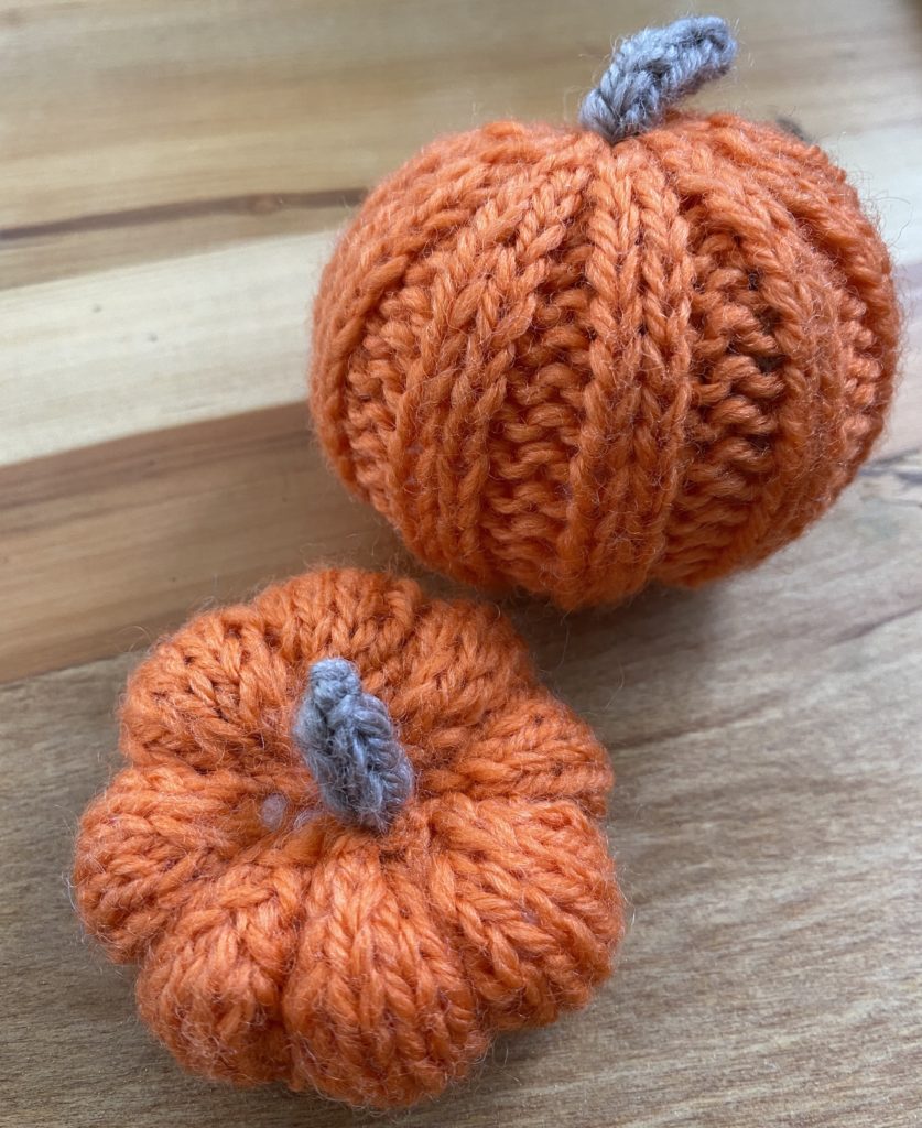Small knitted halloween pumpkins
